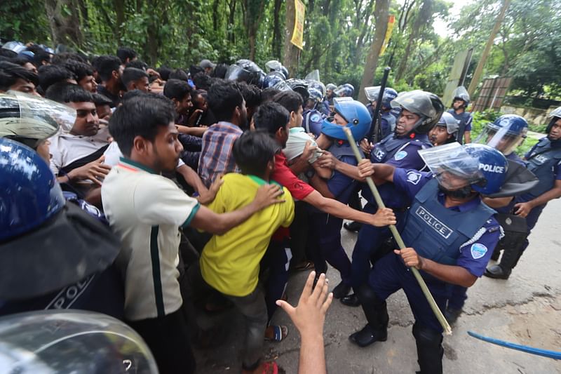 কুমিল্লা বিশ্ববিদ্যালয়ের শিক্ষার্থীরা ঢাকা-চট্টগ্রাম মহাসড়ক অবরোধ করতে বের হলে বিশ্ববিদ্যালয়–সংলগ্ন সালমানপুর এলাকায় পুলিশের বাধার মুখে পড়ে। বৃহস্পতিবার বেলা তিনটার দিকে